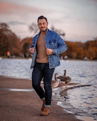 Какие джинсы носить с бежевой водолазкой мужчине
