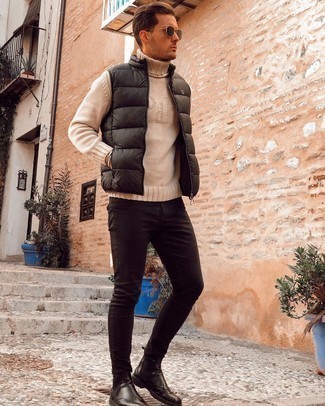 Какие джинсы носить с бежевой водолазкой мужчине