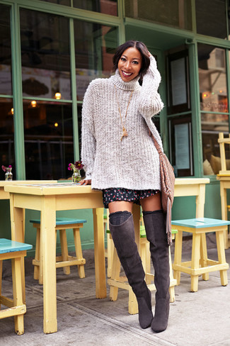 С чем носить бежевую водолазку женщине