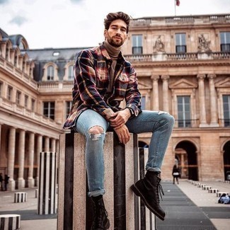 Как носить бежевую водолазку с голубыми рваными джинсами мужчине