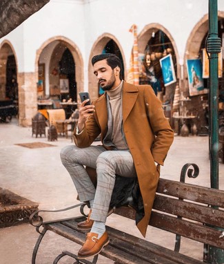 Какие лоферы носить с бежевой водолазкой мужчине