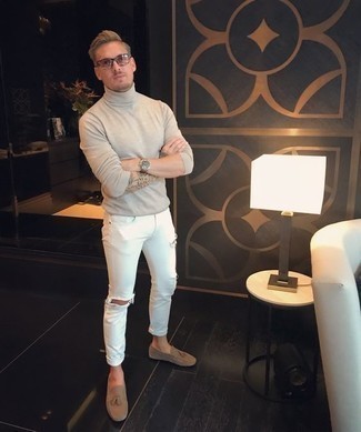 Какие лоферы носить с бежевой водолазкой мужчине