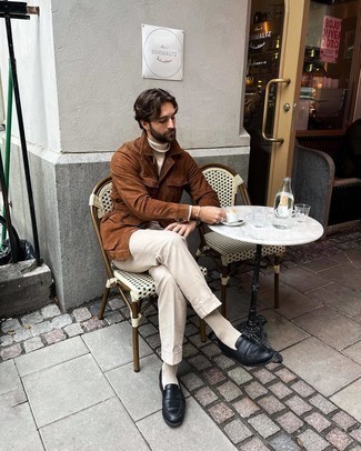 Какие лоферы носить с бежевой водолазкой мужчине