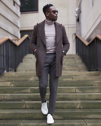 Какие низкие кеды носить с бежевой водолазкой мужчине