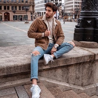 Какие низкие кеды носить с бежевой водолазкой мужчине