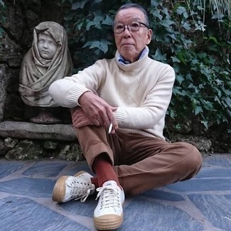 Какие низкие кеды носить с бежевой водолазкой мужчине