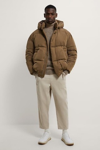 Какие низкие кеды носить с бежевой водолазкой мужчине