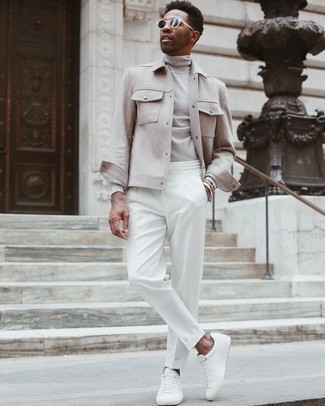 Какие низкие кеды носить с бежевой водолазкой мужчине