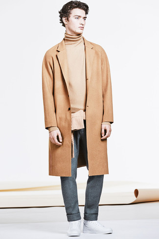 Какие низкие кеды носить с бежевой водолазкой мужчине