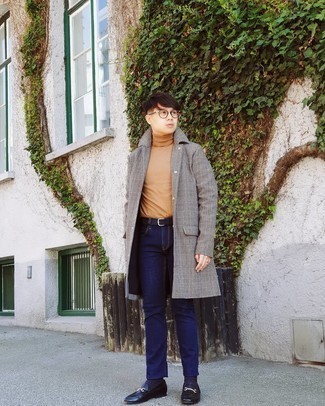 Как носить бежевую водолазку с темно-синими кожаными лоферами мужчине