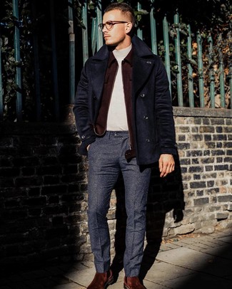 Как носить бежевую водолазку с темно-синим полупальто