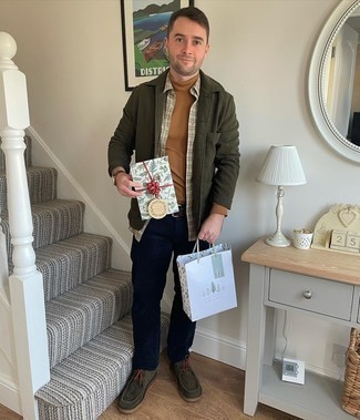 Как носить бежевую водолазку с оливковой курткой-рубашкой мужчине