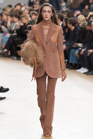 Какие туфли носить с бежевой водолазкой