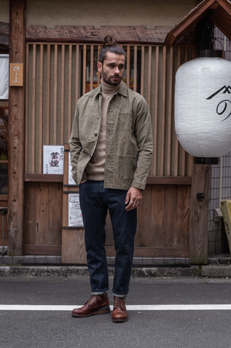 Какие куртки-рубашки носить с бежевой водолазкой мужчине