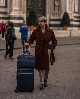 Какие костюмы носить с бежевой водолазкой