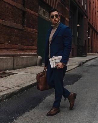 Какие костюмы носить с бежевой водолазкой