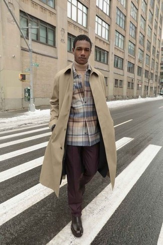 Как носить бежевую водолазку с светло-коричневым плащом мужчине
