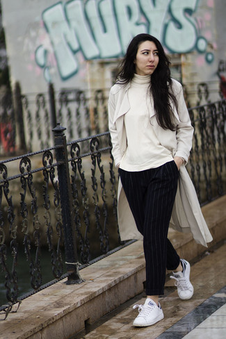 Какие плащи носить с бежевой водолазкой женщине