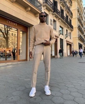 Как носить бежевую водолазку с белыми кроссовками мужчине