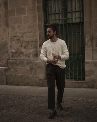 Какие брюки чинос носить с бежевым свитером с v-образным вырезом