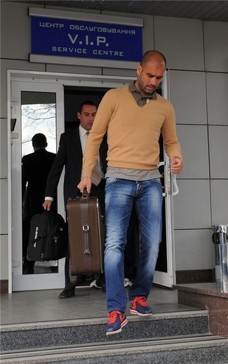 Какие джинсы носить с бежевым свитером с v-образным вырезом мужчине