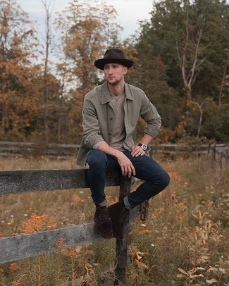 Какие джинсы носить с бежевым свитером с v-образным вырезом мужчине