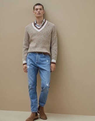 Какие джинсы носить с бежевым свитером с v-образным вырезом мужчине