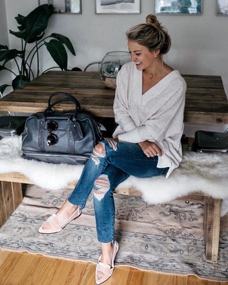 С чем носить бежевый свитер с v-образным вырезом женщине