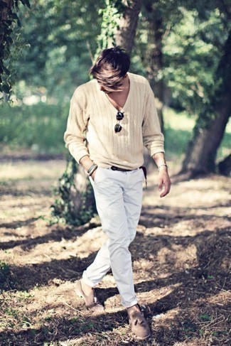 С чем носить бежевый свитер с v-образным вырезом мужчине