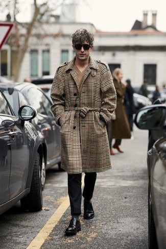 С чем носить бежевый свитер с v-образным вырезом мужчине