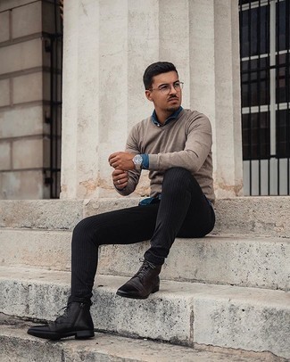 С чем носить бежевый свитер с v-образным вырезом мужчине