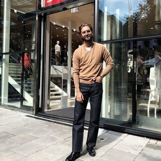 С чем носить бежевый свитер с v-образным вырезом мужчине