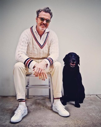 С чем носить бежевый свитер с v-образным вырезом мужчине