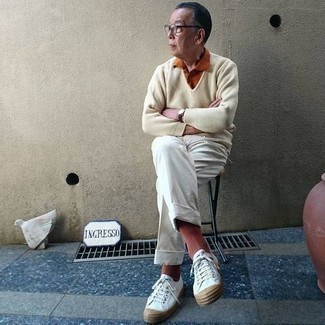 С чем носить бежевый свитер с v-образным вырезом мужчине