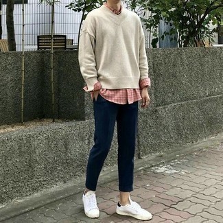 С чем носить бежевый свитер с v-образным вырезом мужчине