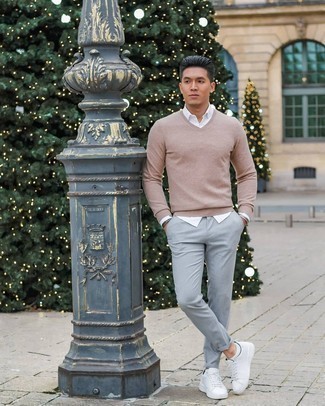С чем носить бежевый свитер с v-образным вырезом мужчине