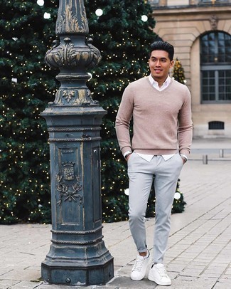 С чем носить бежевый свитер с v-образным вырезом мужчине