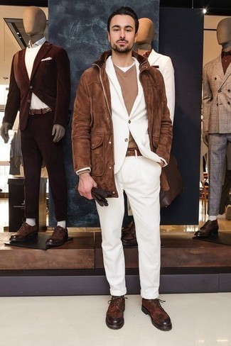 С чем носить бежевый свитер с v-образным вырезом мужчине