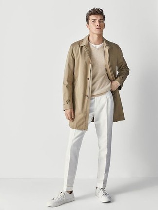 С чем носить бежевый свитер с v-образным вырезом мужчине