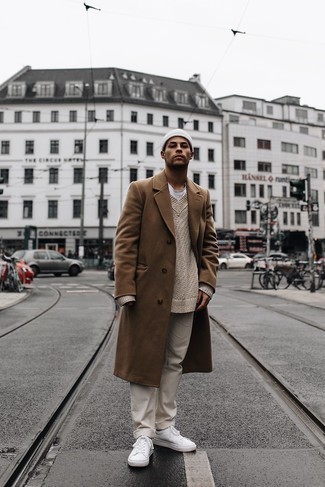 С чем носить бежевый свитер с v-образным вырезом мужчине