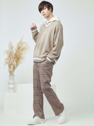 С чем носить бежевый свитер с v-образным вырезом мужчине