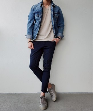 С чем носить бежевую футболку с v-образным вырезом мужчине