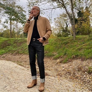 Как носить бежевую университетскую куртку с темно-серыми джинсами мужчине