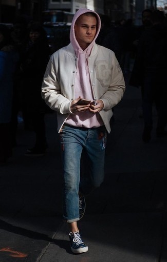 С чем носить бежевую университетскую куртку мужчине