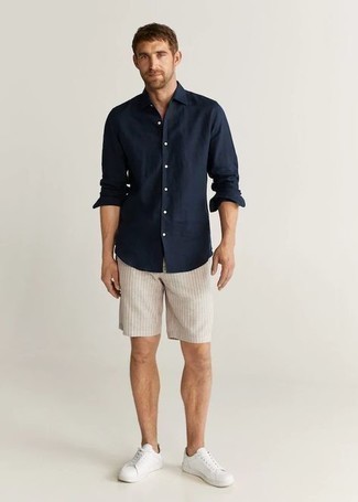 С чем носить бежевые шорты в вертикальную полоску мужчине