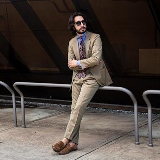 С чем носить бежевый костюм в вертикальную полоску