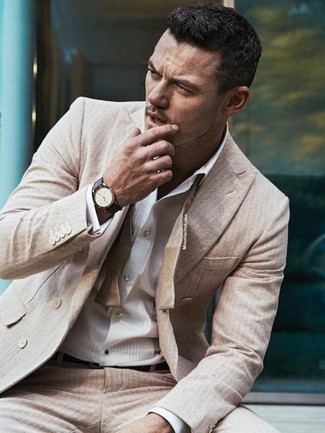 С чем носить бежевый костюм в вертикальную полоску