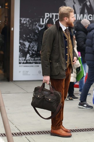 Как носить бежевый жилет с синим пиджаком