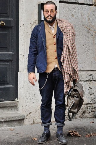 Как носить бежевый жилет с синими джинсами