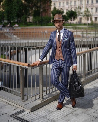 Как носить бежевый жилет с синим костюмом